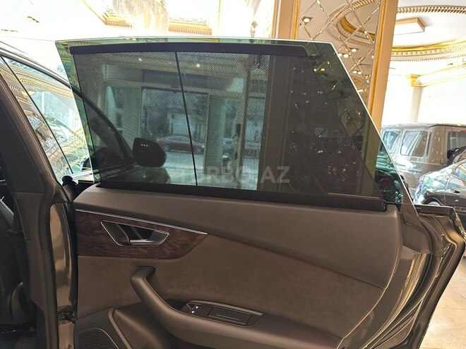 Audi Q8-15