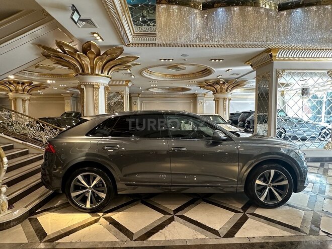 Audi Q8-6