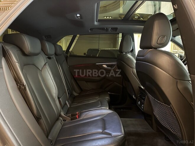 Audi Q8-14