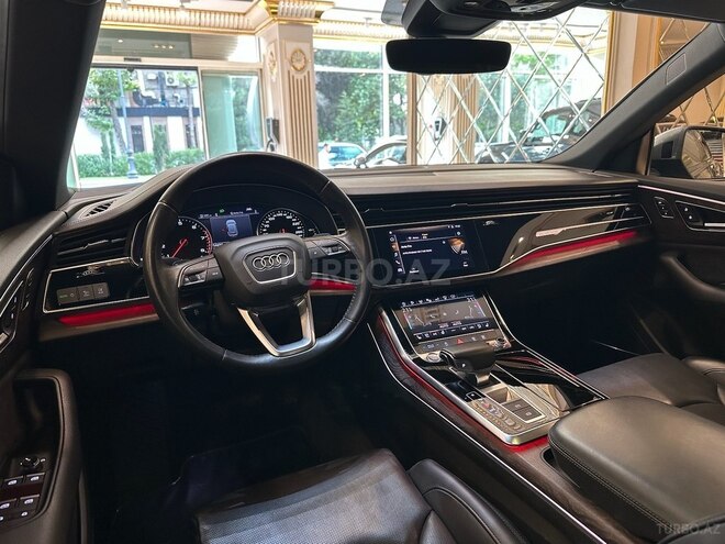 Audi Q8-11