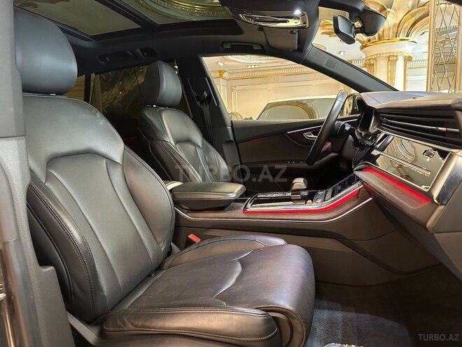 Audi Q8-13