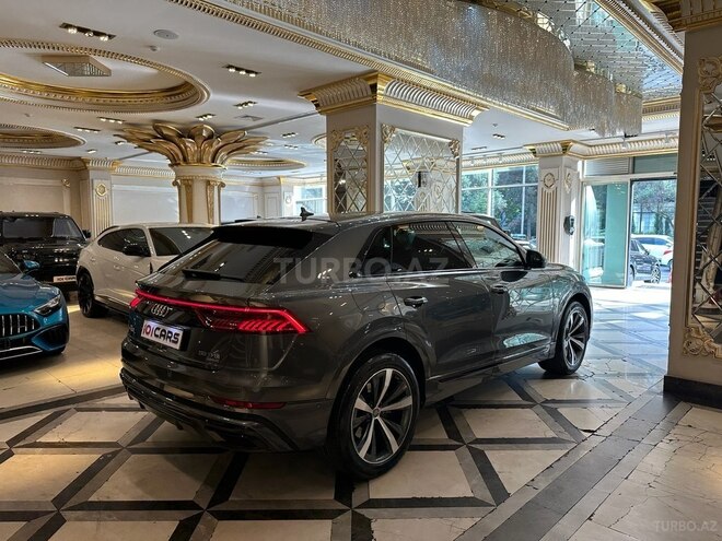 Audi Q8-8