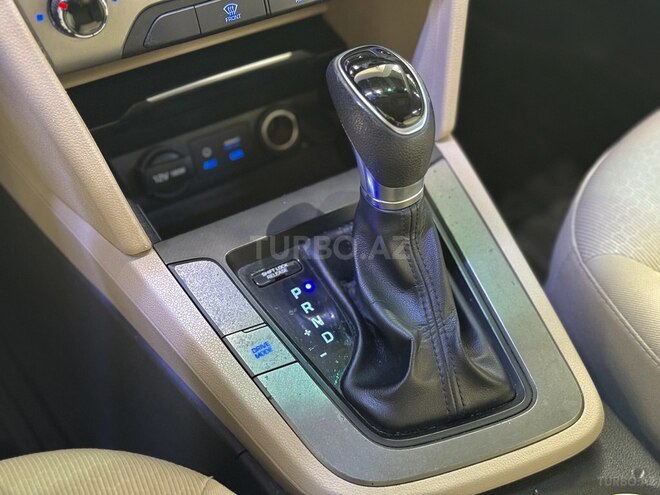Hyundai Elantra-22