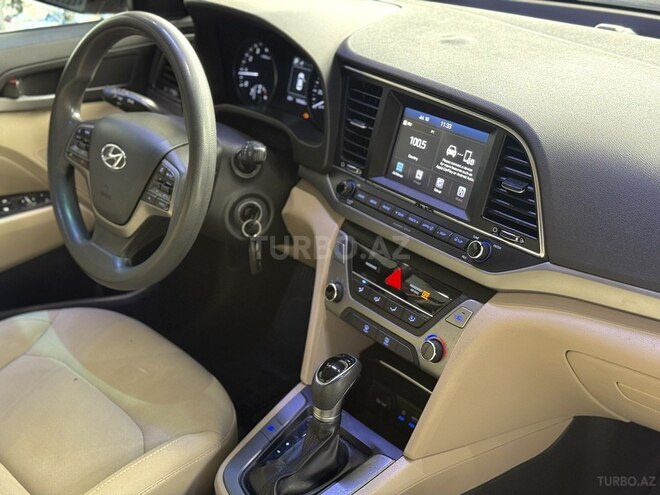 Hyundai Elantra-15