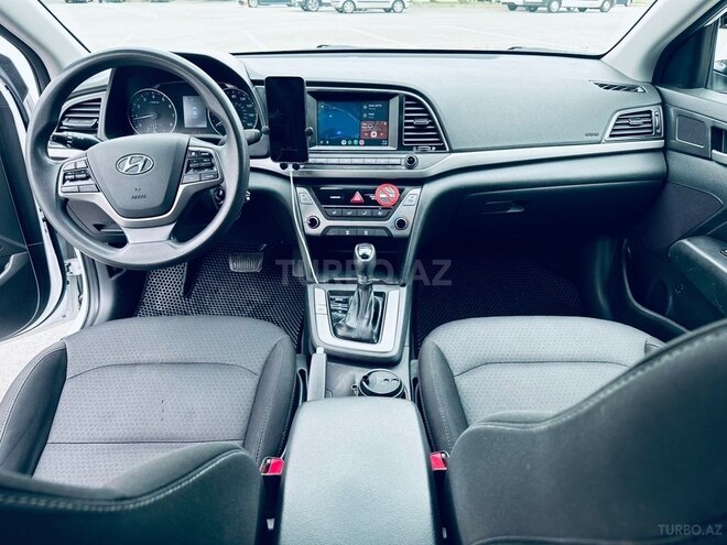 Hyundai Elantra-12