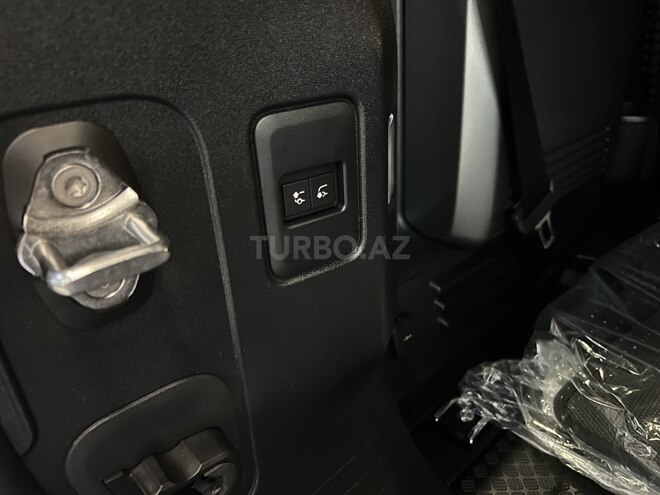 Land Rover Defender-30