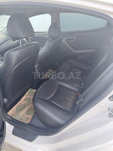 Hyundai Elantra-13