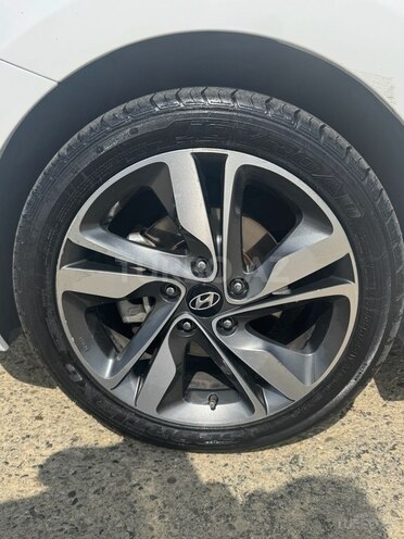 Hyundai Elantra-21