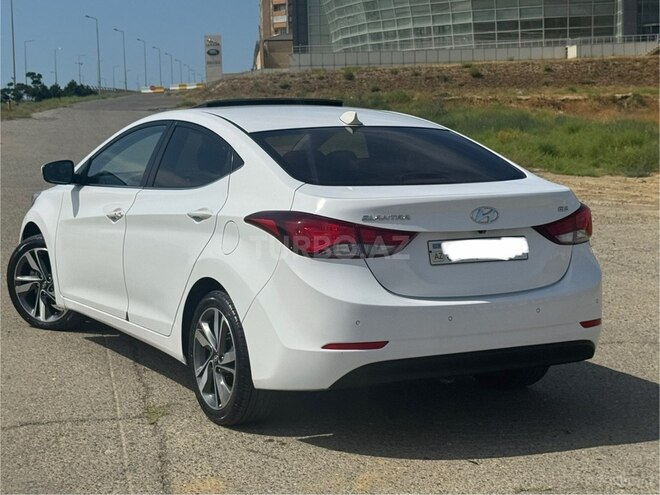 Hyundai Elantra-12