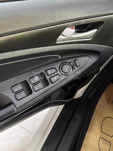 Hyundai Sonata-16