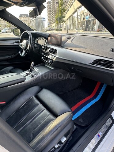 BMW 530e-12