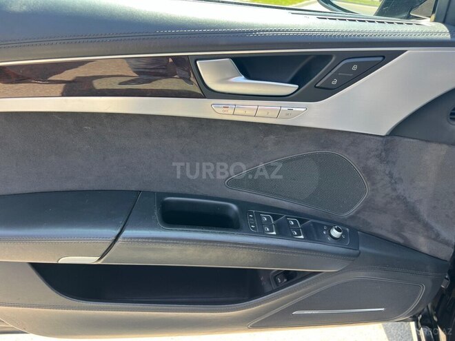 Audi A8-15