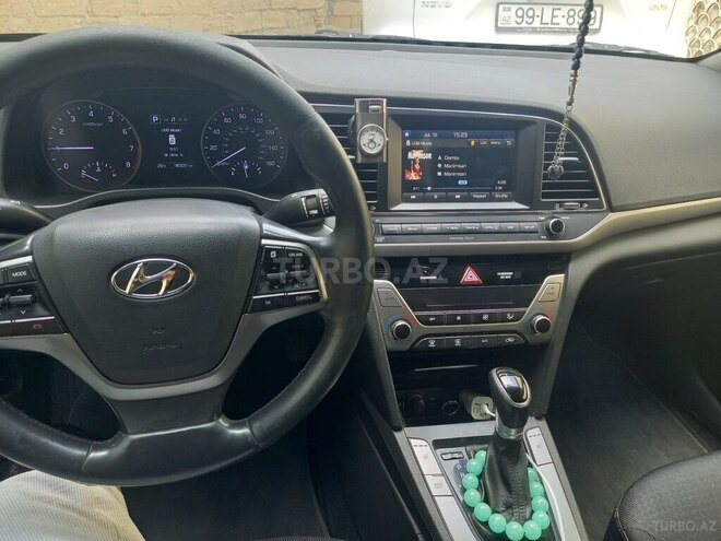 Hyundai Elantra-12