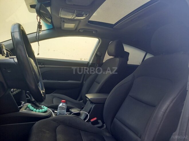 Hyundai Elantra-10