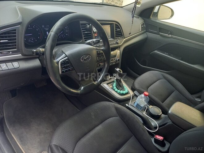 Hyundai Elantra-11
