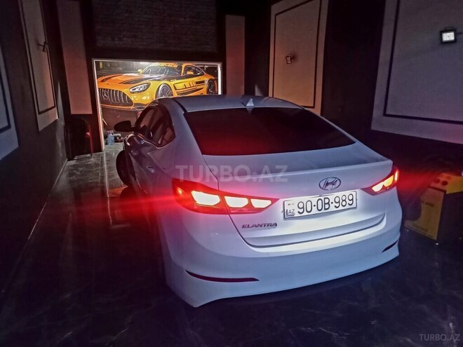 Hyundai Elantra-16