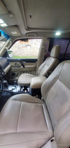 Mitsubishi Pajero-8