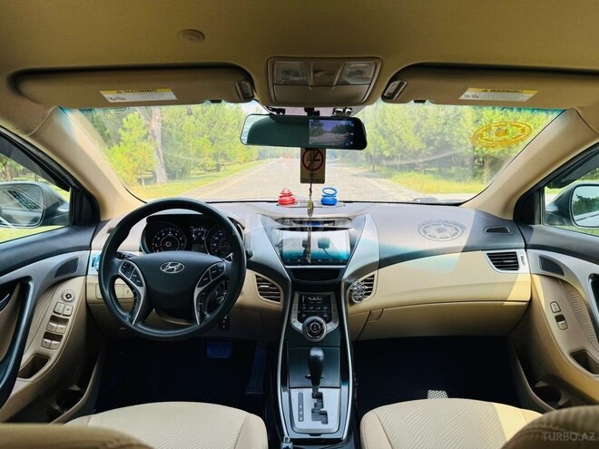 Hyundai Elantra-3