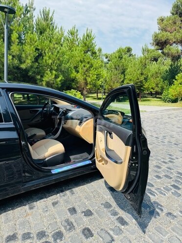 Hyundai Elantra-11