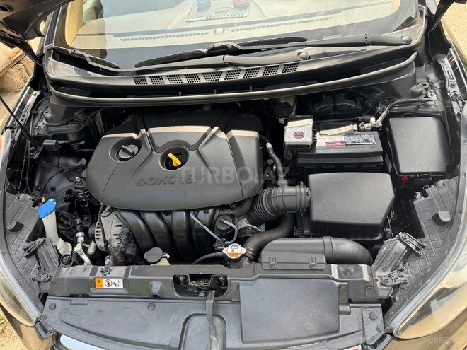 Hyundai Elantra-13