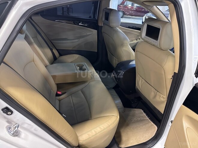 Hyundai Sonata-12