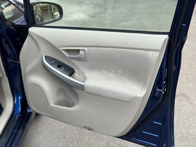 Toyota Prius-13