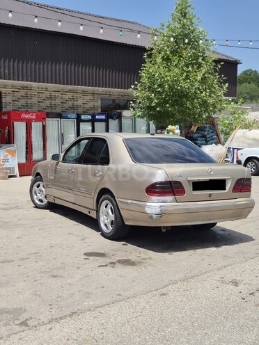 Mercedes E 220 d 2000, 246,555 km - 2.2 l - Quba