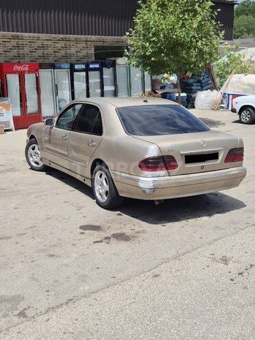 Mercedes E 220 d 2000, 246,555 km - 2.2 l - Quba