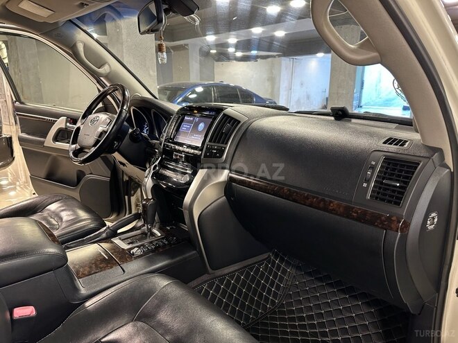 Toyota Land Cruiser-9