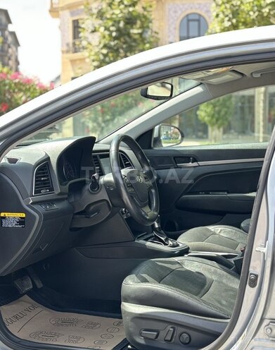 Hyundai Elantra-11