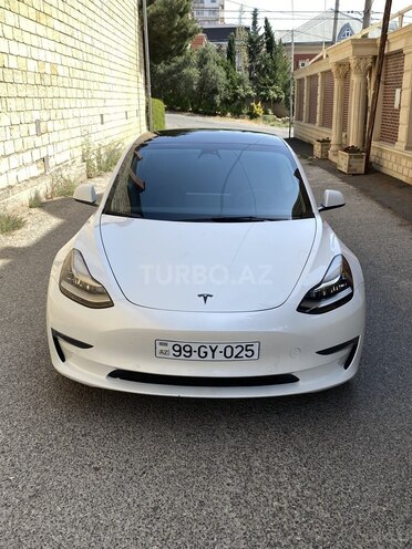 Tesla Model 3-1