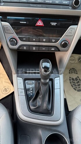 Hyundai Elantra-12