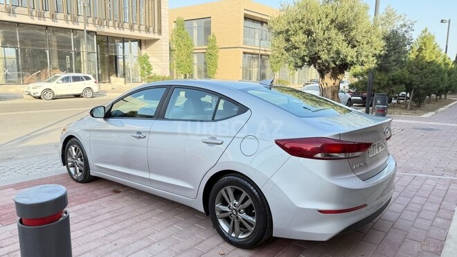 Hyundai Elantra-11