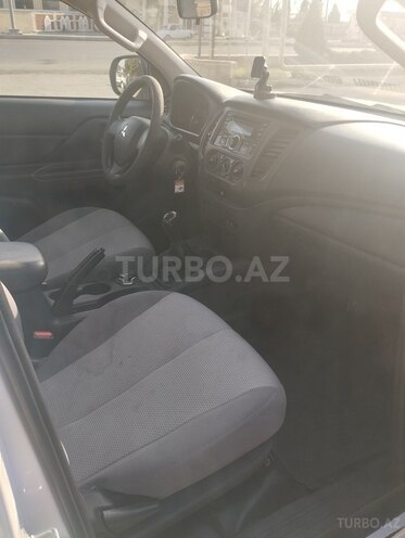Mitsubishi L200-10
