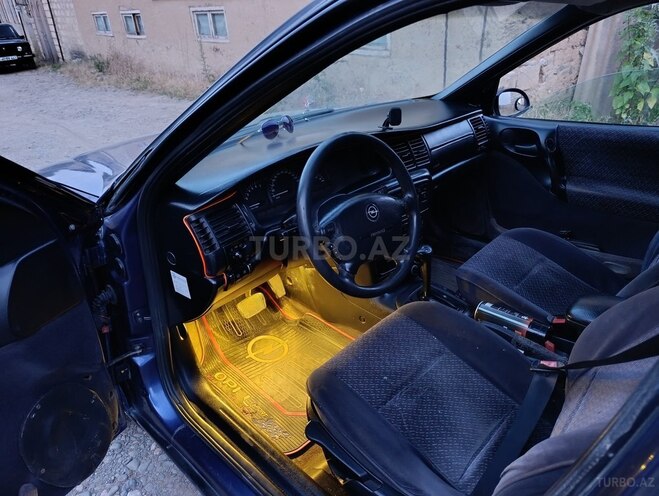 Opel Vectra 1996, 261,232 km - 2.0 l - Quba
