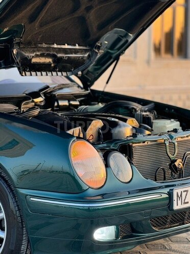 Mercedes E 240 2000, 324,000 km - 2.6 l - Saatlı