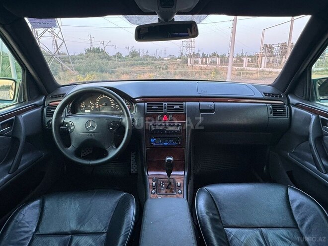 Mercedes E 240 2000, 324,000 km - 2.6 l - Saatlı