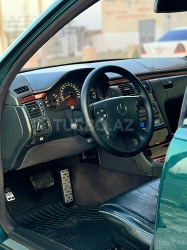 Mercedes E 240 2000, 324,000 km - 2.6 l - Saatlı