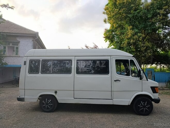 Mercedes 208 D 1993, 258,000 km - 2.3 л - Biləsuvar