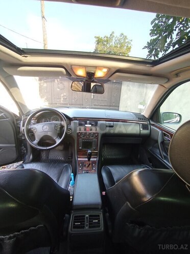Mercedes E 240 2000, 563,270 km - 2.6 l - Zaqatala