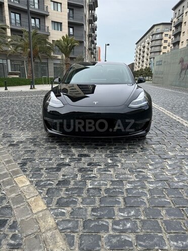 Tesla Model 3-1