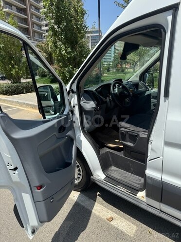 Ford Transit-12