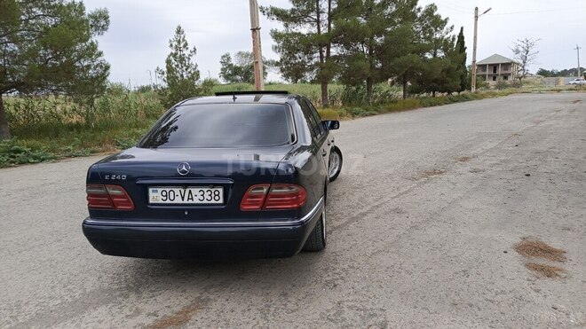 Mercedes E 240 1998, 308,000 km - 2.4 l - Salyan