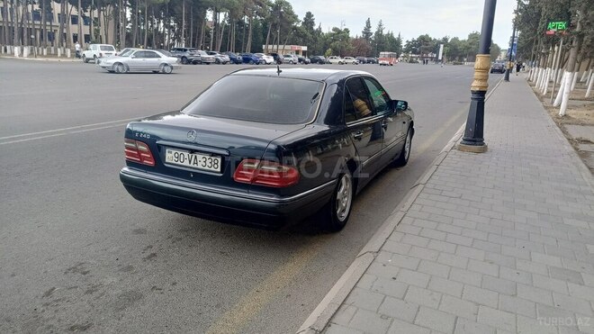 Mercedes E 240 1998, 308,000 km - 2.4 l - Salyan