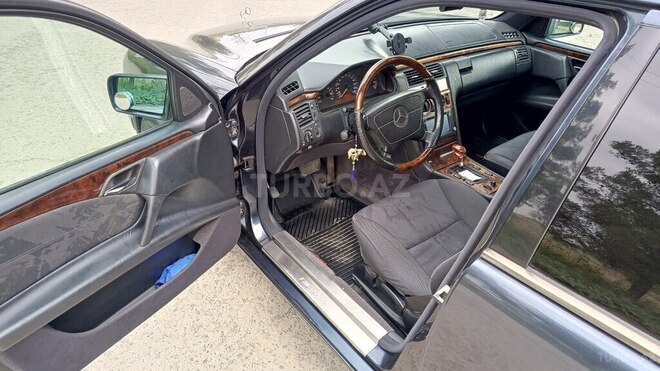 Mercedes E 240 1998, 308,000 km - 2.4 l - Salyan