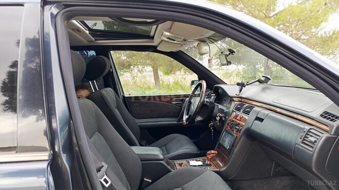 Mercedes E 240 1998, 308,000 km - 2.4 l - Salyan