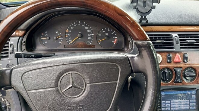 Mercedes E 240 1998, 308,000 km - 2.4 l - Salyan
