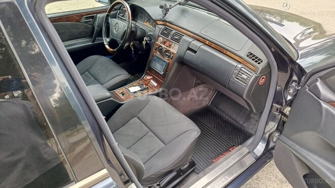 Mercedes E 240 1998, 308,000 km - 2.4 l - Salyan