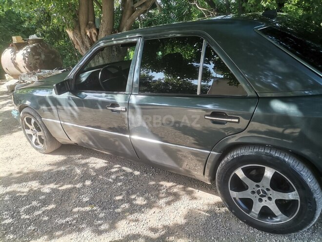 Mercedes E 220 1995, 500,000 km - 2.2 l - Qazax