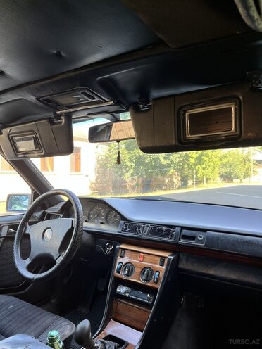 Mercedes E 250 1993, 321,456 km - 2.5 l - Qazax